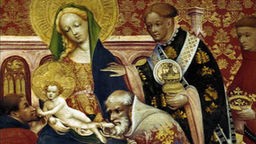 Maria sitzt auf dem Altar und hält ein Kind, sie ist umrundet von den Heiligen drei Könige