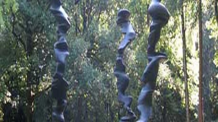 3 Skulpturen des Künstlers Anthony Cragg, die sich korkenzieherähnlich in die Höhe schrauben.