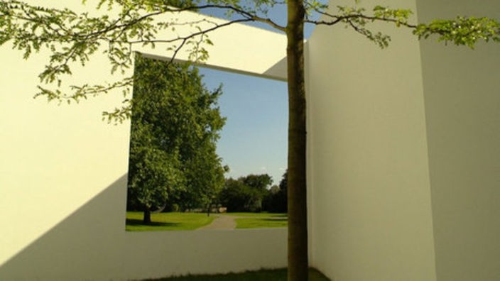 Ein Detail des Gartenpavillons. Im Betongebilde sind fensterartige Einschnitte, die verschiedene Perspektiven in der Natur offenbaren.