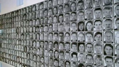 Fotoreihen verschiedener Frauen und Männer, Frontalansichten (Passbildperspektive), schwarz-weiß