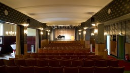 Blick über den Zuschauersaal auf die Bühne des Heimhof-Theaters