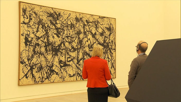 Jackson Pollock: Number 32, 1950: Zwei Museumsbesucher betrachten das Bild.