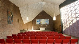 Blick auf den Altar, rote Stuhlreihen