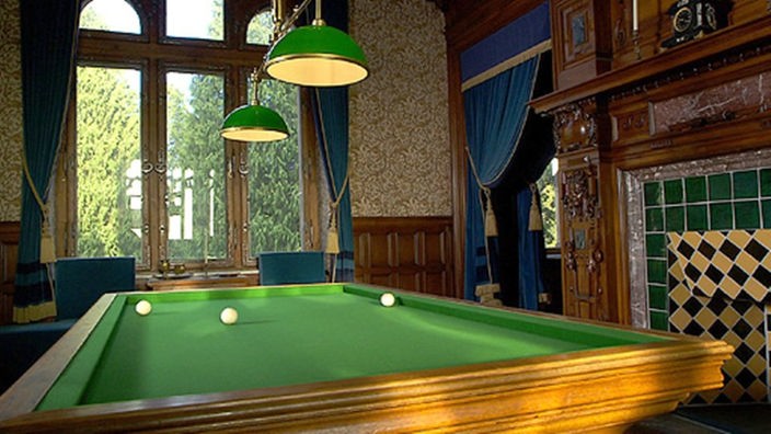 Ein Raum von Schloss Drachenburg; im Zentrum steht ein Billiardtisch