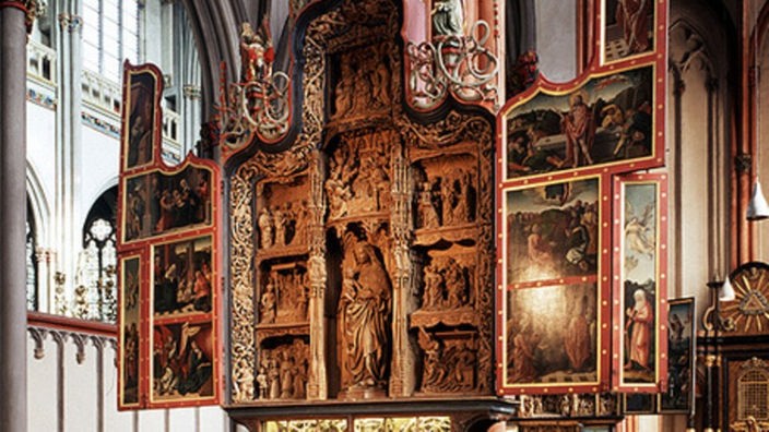 Großer Altar mit christlichen Verzierungen