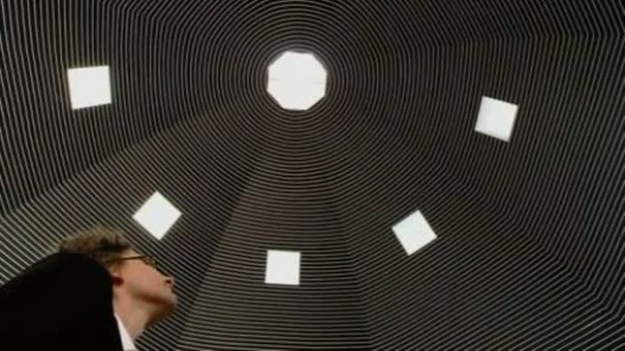 Eine Deckenkonstruktion: Spiralförmig zieht sich ein Muster in das Kuppeldach, durchbrochen wird es von quadratischen sowie einem zentralen oktagonalen Fenster