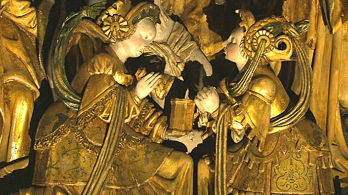 Die Figuren auf dem Altaraufsatz sind vergoldet.