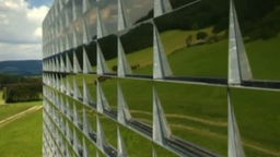 Auf einer Konstruktion im Freien sind insgesamt 196 polierte Spiegel aufgebaut