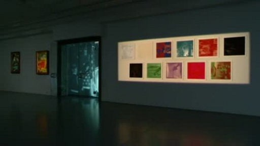 verschiedene Warhol-Bilder in Rot- Grün- und Blautönen