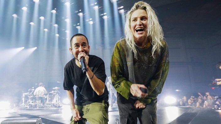 Mike Shinoda (l) und Emily Armstrong von Linkin Park geben ein Konzert (2024).