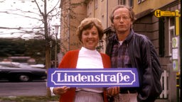 Marie-Luise Marjan und Joachim H. Luger mit Schild "Lindenstraße"