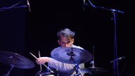 Der Schlagzeuger Max Andrzejewski beim WDR 3 Jazzfest 2016 in Münster