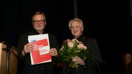 Karl Karst überreicht Michael Rüsenberg den Ehrenpreis für sein Lebenswerk bei der WDR Jazzpreisverleihung 2015