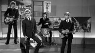 Die deutsche Beatband The Rattles bei einem Auftritt in einem Fernsehstudio in den 60er Jahren