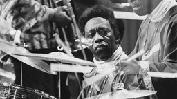 Der amerikanische Schlagzeuger und Jazzmusiker Art Blakey, aufgenommen bei einem Auftrit in Kopenhagen 1968.