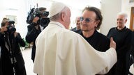 Bono Vox beim Treffen mit Papst Franziskus, 2018 
