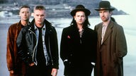 Die Mitglieder der irischen Rockband "U2", (l-r) Adam Clayton, Larry Mullen, Frontman Bono Vox und "The Edge" im Jahre 1988