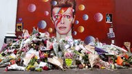 Spontane David Bowie-Gedenkstätte in London anlässlich dessen Todes im Januar 2016
