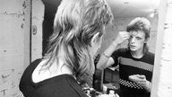 David Bowie schminkt sich vor einem Auftritt 1973 in London