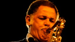 Porträt: Der Tenorsaxofonist Dexter Gordon beim Spiel