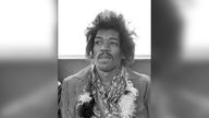 Musiker Jimi Hendrix am 11.01.1969 nach der Landung in Hamburg im Flughafenbus