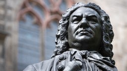 Blick auf das Denkmal für Komponist Johann Sebastian Bach vor der Thomaskirche in Leipzig