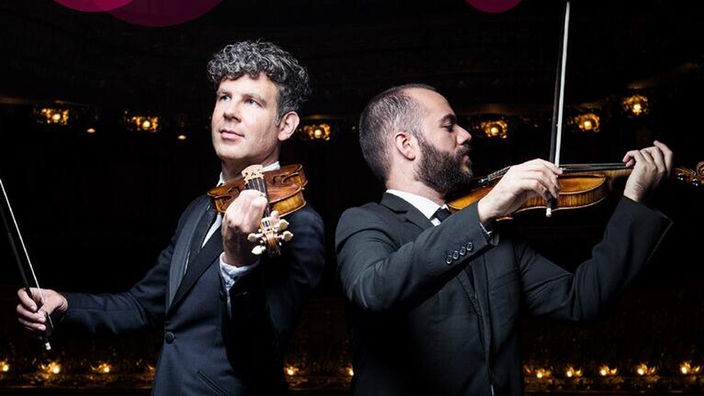 Johannes Pramsohler und Roldán Bernabé Schulter an Schulter mit ihren Geigen