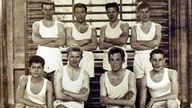 Mick Jagger (hintere Reihe ganz rechts) auf einem Schulfoto von 1960 oder 1961 mit seiner Basketballmannschaft