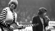 Sänger Mick Jagger und Gitarrist Brian Jones beim ersten Konzert der Rockband Rolling Stones in Deutschland in der Halle Münsterland in Münster