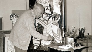 Pablo Picasso bei der Arbeit in seinem Atelier