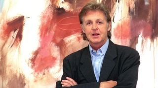 Paul McCartney 1999 in Siegen mit einem seiner Gemälde