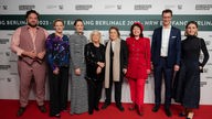Das Team des Wettbewerbsfilms „Ingeborg Bachmann“ um Regisseurin Margarethe von Trotta mit u.a. Petra Müller (Geschäftsführerin Film- und Medienstiftung NRW) und Henrik Wüst (NRW-Ministerpräsident)