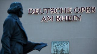 Das beleuchtete Logo "Deutsche Oper am Rhein" am Gebäude der Deutschen Oper am Rhein in Düsseldorf.