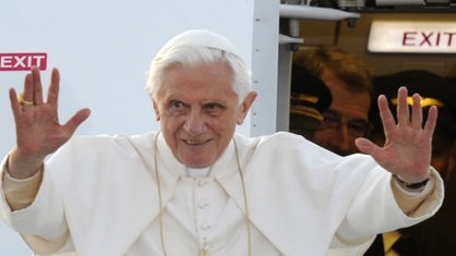 Papst Benedikt XVI. bei der Abschiedszeremonie am Flughafen