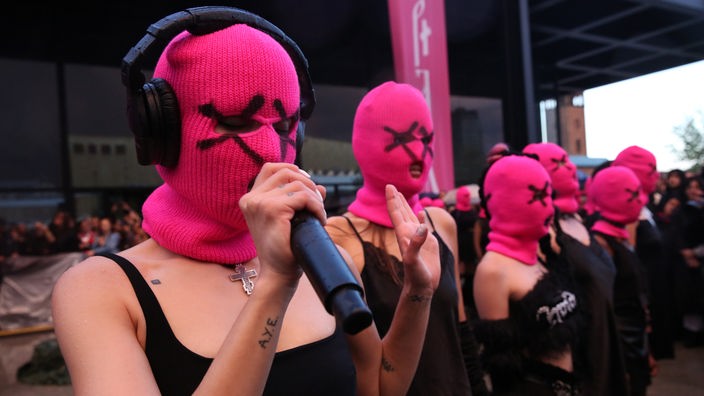 Nadya Tolokonnikova von Pussy Riot performt mit einer pinken Maske beim "Rave Against Dictatorship" Veranstaltung außerhalb der Neue Nationalgalerie