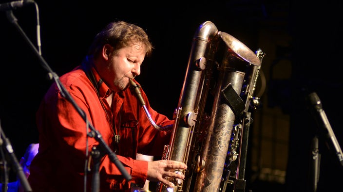 Der Saxofonist Steffen Schorn spielt Tubax beim WDR 3 Jazzfest 2016 in Münster