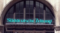 Schriftzug "Süddeutsche Zeitung" über deren Verlagshaus.