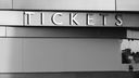 Schwarzweiß-Aufnahme eines Ticketschalters