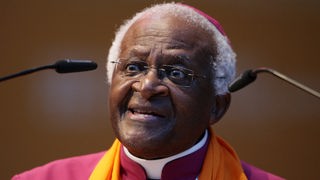 Bischof Desmond Tutu auf dem Podium