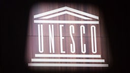 UNSECO-Logo auf schwarzem Hintergrund.
