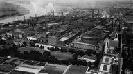Bayer-Werke Leverkusen in einer Luftaufnahme um 1950