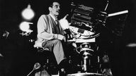 Luis Buñuel bei Dreharbeiten