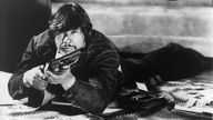 Charles Bronson liegend auf dem Boden mit einem Gewehr in der Hand, Ausschnitt aus dem Film "Das Gesetz bin ich", 1974