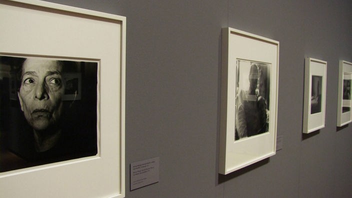 Bilder von Diane Arbus, im Vordergund Brecht-Witwe Helene Weigel, Ausstellung im Gropius-Bau