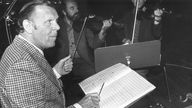 Franz Grothe während einer Orchesterprobe