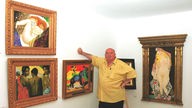 Konrad Kujau in seiner Galerie mit falschen Bildern im Hafen Port d'Andratx auf Mallorca