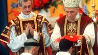 Marcel Lefebvre weiht Priester gegen Willen des Papstes zu Bischöfen 