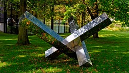 "Einheit aus drei Volumen" eine aus Edelstahl bestehende Skulptur von Max Bill im Park vor dem Museumszentrum Quadrat in Bottrop