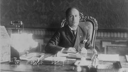 Benito Mussolini am Schreibtisch sitzend, Foto von ca. 1930