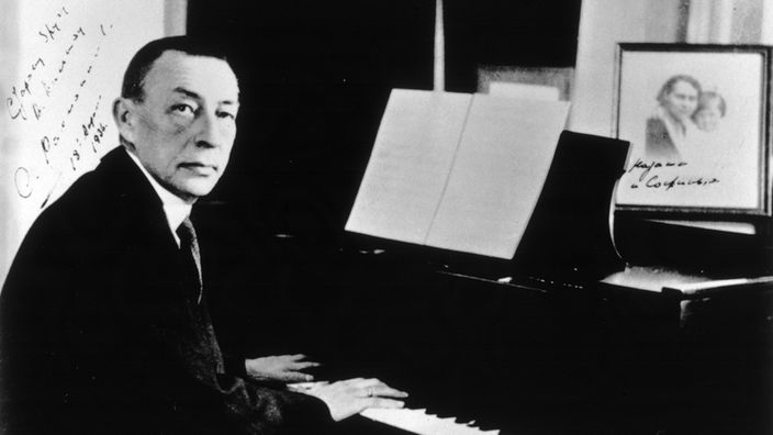Sergej Rachmaninow am Klavier sitzend